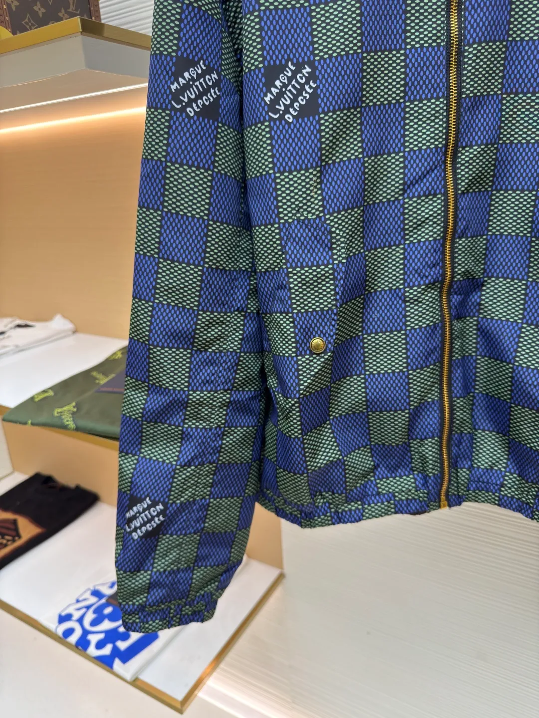 LOUIS VUITTON double-sided large checkerboard jacket ●Authentic product: Purchased and developed for 28500 ●Item number: 1680539-B70 ●Fabric: polyester fiber fabric ●Technology: Made on positioning cutting machine ●Version: Fitted version ●Weight: about 565 grams ●Size: S-M-L-XL ●Description: 100% recycled polyester fiber, double-sided design, with excellent windproof performance. Each side presents different brand elements. One side of the jacket is covered with a full-length Der jacquard texture, while the other side is plain and matte. The Der side is equipped with a flap, the Monogram side is equipped with selvage pockets, and a leather patch is embellished on the left chest, adding to the brand's unique style. From the 2025 spring and summer show, it interprets the Der plaid from a modern perspective, flipping it over to reveal the full-frame Monogram pattern. The aircraft-shaped metal zipper head is carefully engraved with brand elements, and its lightweight texture makes it easy to store. The overall wiring is straight and delicate, the fabric is comfortable and soft, and the color is consistent without color difference. It can be matched with the same style to create a fashionable look and control various occasions. Customized accessories, complete with three standards, same style for men and women!